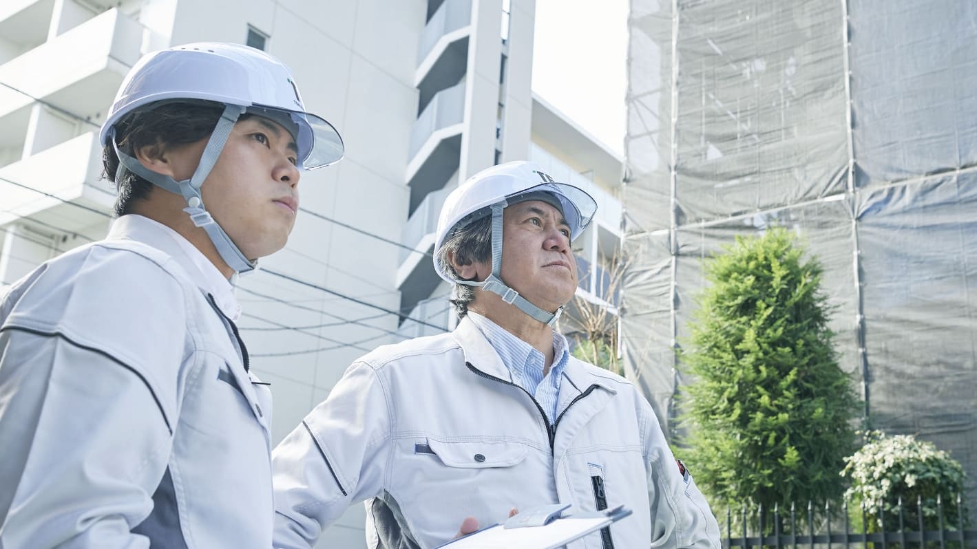 社員2人が現場をみている様子