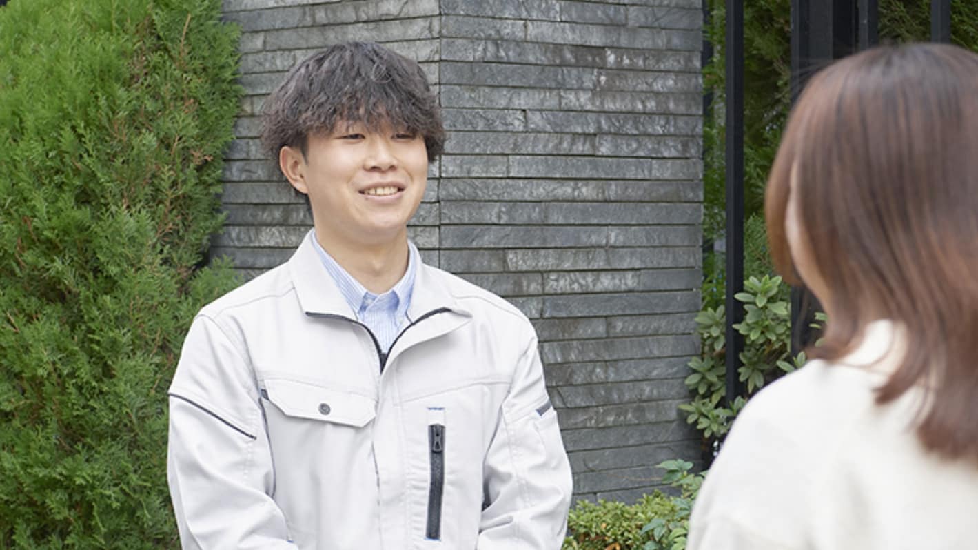 お客様のもとを訪問してお話をしている様子