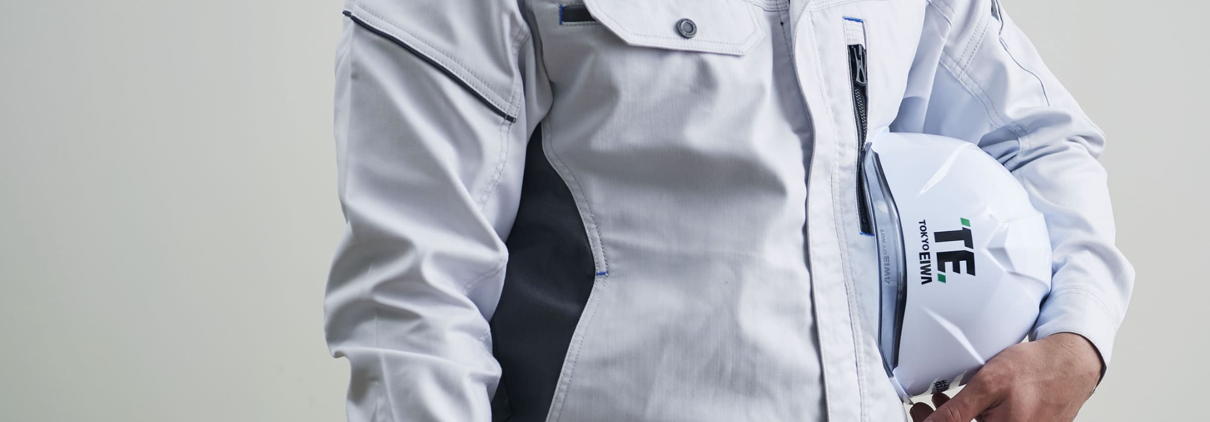 作業着を着てヘルメットを持っている社員