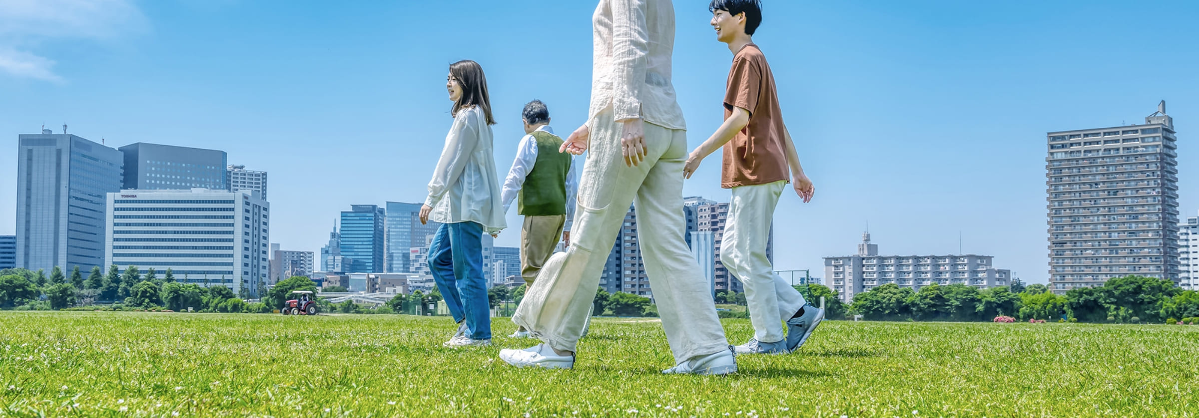 4人の人が歩いている様子