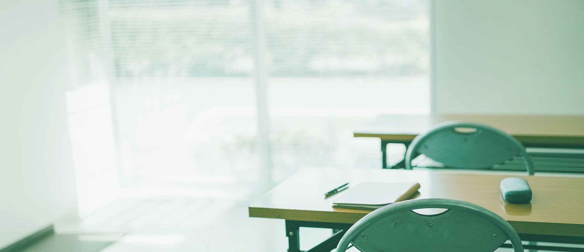 机と椅子がある空間