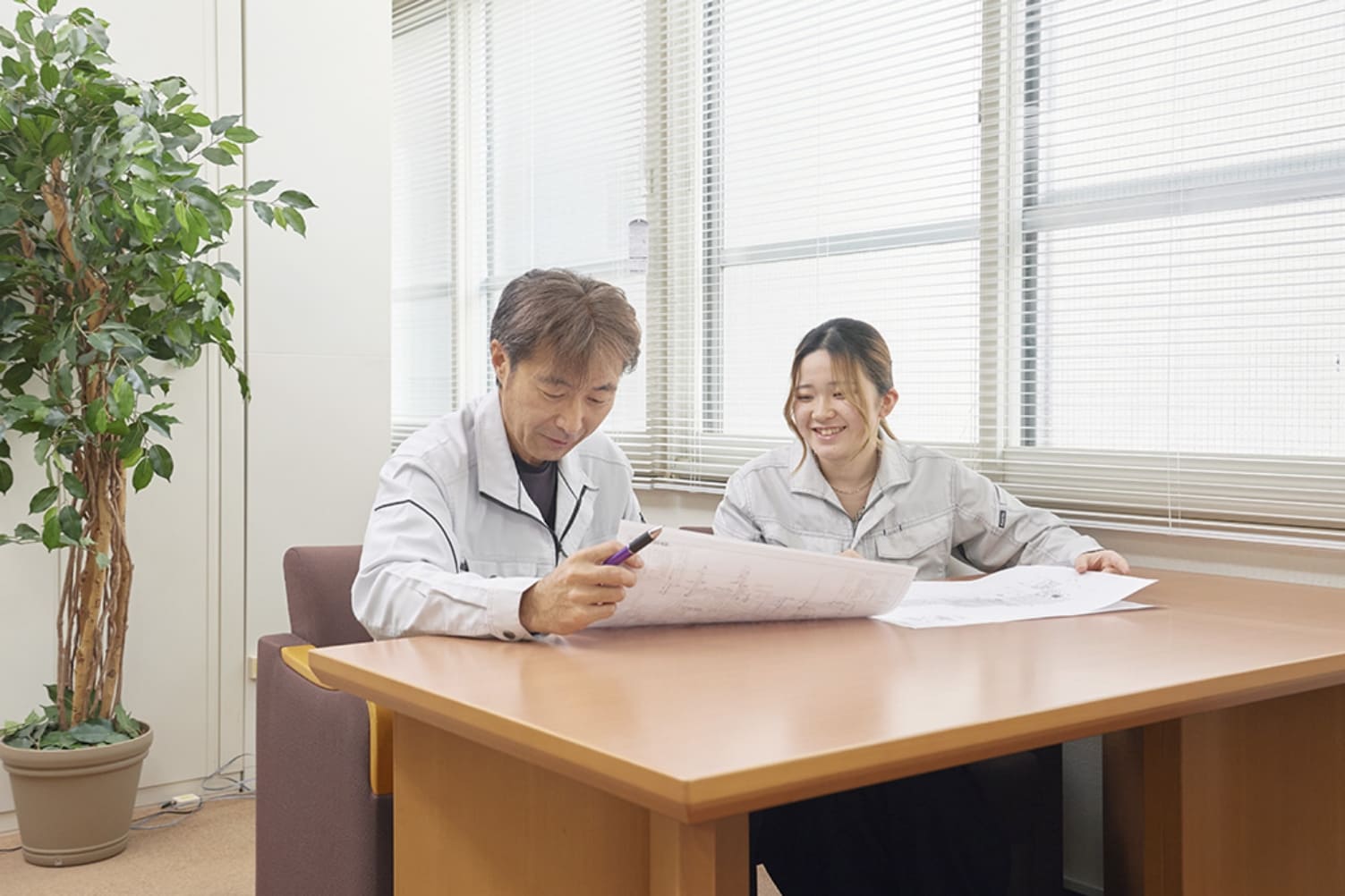 社内での従業員の様子