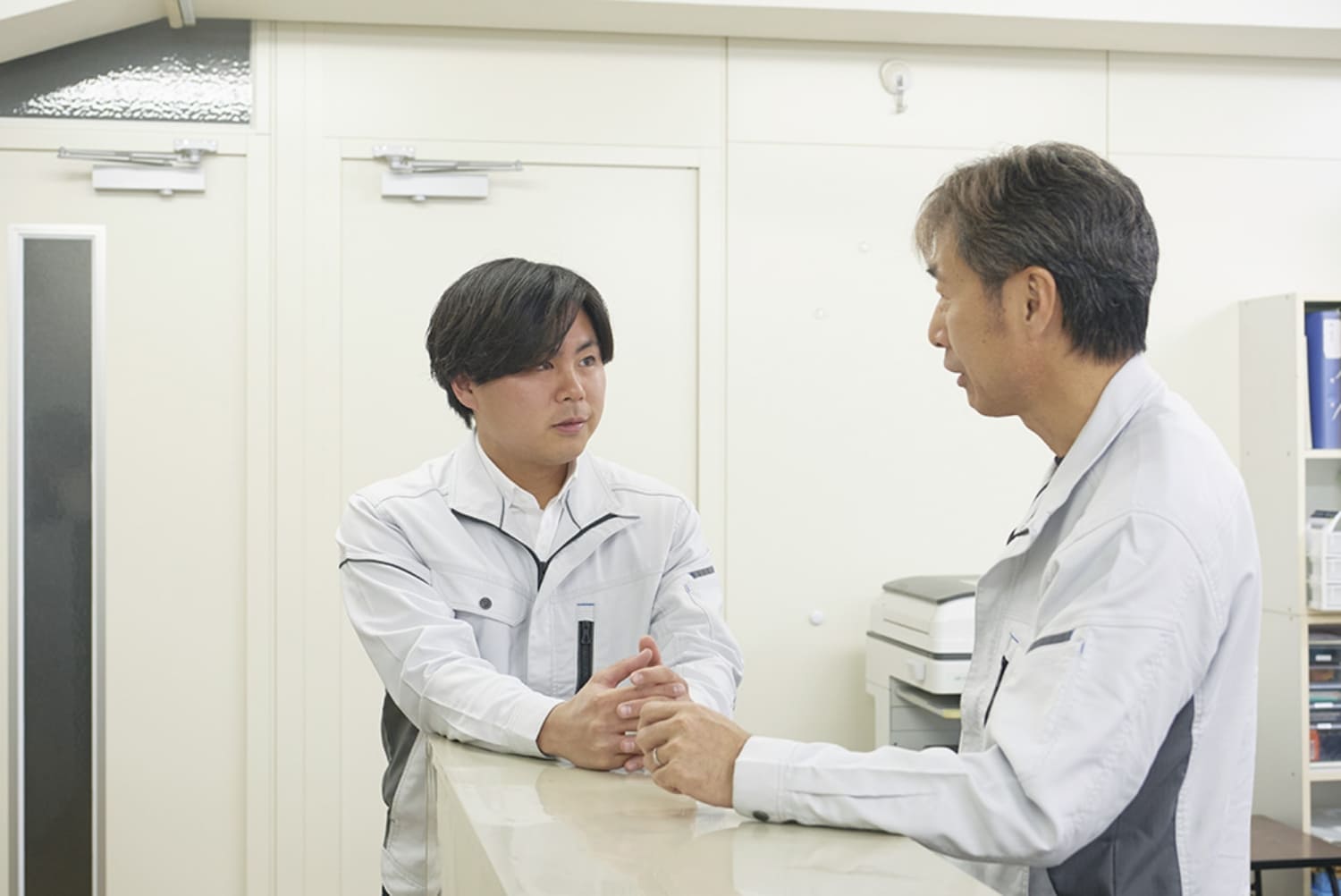 社内での従業員の様子