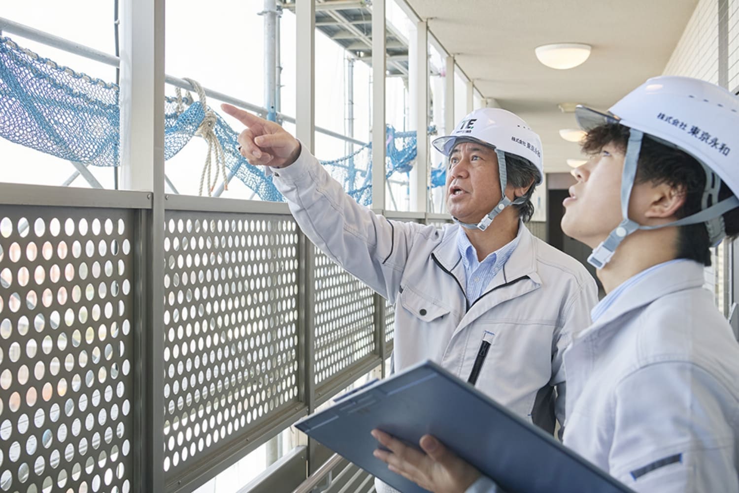 社内での従業員の様子