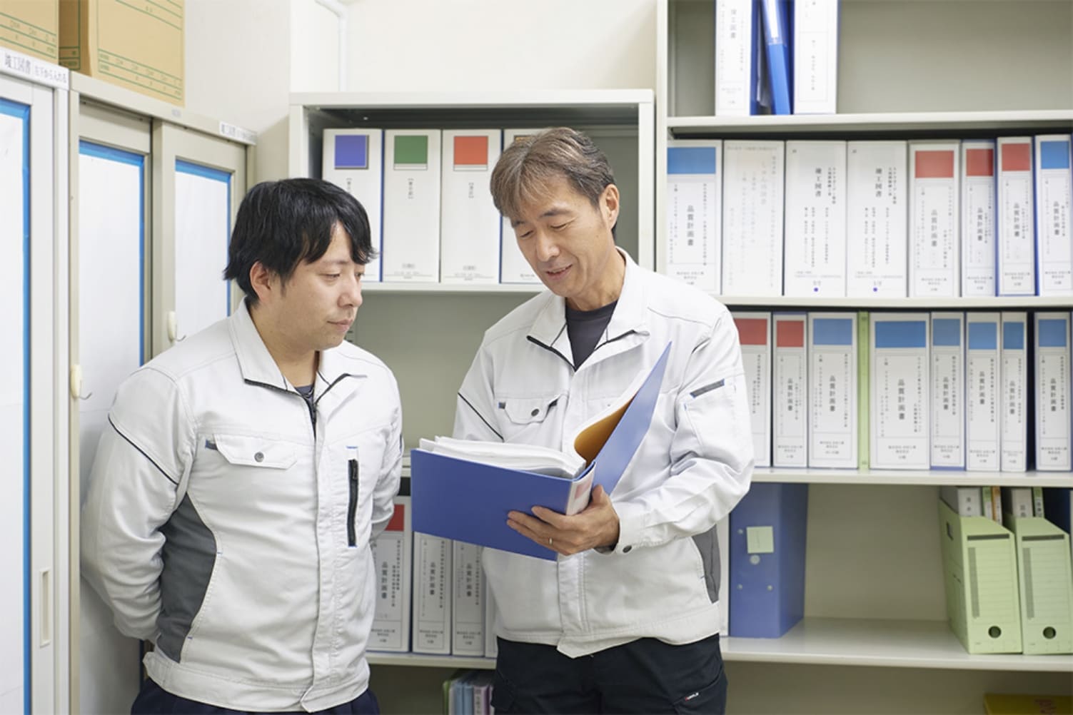 社内での従業員の様子